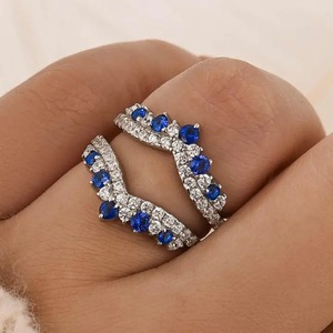 Bague de mariage tendance en plaqué or blanc et jaune pour femme, avec moissanite 925 taille brillant et pierres bleues et blanches, style éternité complète - Product Image 1