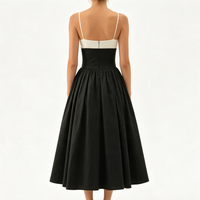 Robe midi élégante pour femme, noire et blanche contrastée, avec nœud, bretelles spaghetti, décolleté cœur et jupe plissée, pour soirée et fête
