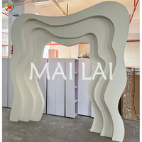 Desain baru dekorasi pesta akrilik 3D latar belakang pernikahan lengkungan PVC kustom latar belakang bentuk gelombang putih