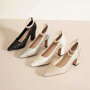Escarpins à bout pointu avec paillettes et bride de cheville perlée, talon bloc, chaussures de mariée pour mariage - Product Image 1