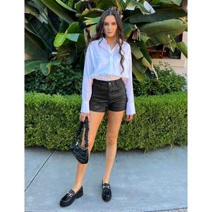 2025 pantalones cortos vaqueros elásticos de cintura alta para mujer, pantalones vaqueros con aspecto de piel sintética con bolsillos, cómodos y elegantes - Product Image 2