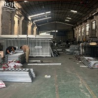 Collection de clôtures décoratives en acier galvanisé et aluminium, écologiques et antirouille, pour jardins contemporains