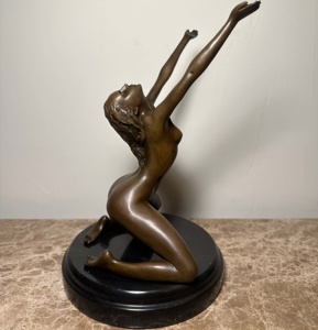 <span class=keywords><strong>Sculpture</strong></span> <span class=keywords><strong>en</strong></span> bronze <span class=keywords><strong>de</strong></span> style europé<span class=keywords><strong>en</strong></span> d'une jeune fille, une statue <span class=keywords><strong>en</strong></span> bronze avec base <span class=keywords><strong>en</strong></span> <span class=keywords><strong>marbre</strong></span> - Product Image 3