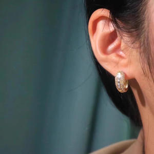 Orecchini E4791 in Oro Giallo con Diamanti Taglio Baguette, Stile Classico da Sposa per Donna - Product Image 5