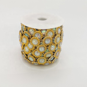 Commercio all'ingrosso ab di cristallo del diamante in oro fiore di plastica piedistallo di pietra catena della tazza del rhinestone roll <span class=keywords><strong>per</strong></span> abito da sposa - Product Image 4
