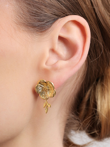 ต่างหูแบบติดหูรูปดอกไม้ห้ากลีบประดับทองคำ ดีไซน์ดอกไม้ป่าสุดหรูหรา เครื่องประดับแฟชั่นสไตล์พฤกษศาสตร์สำหรับผู้หญิง สวมใส่ได้ทุกวัน - Product Image 5