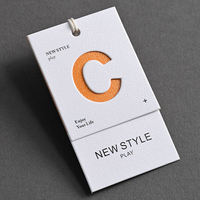Étiquette volante de luxe personnalisée avec logo estampé or en relief pour vêtements et accessoires