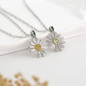 <span class=keywords><strong>Collana</strong></span> <span class=keywords><strong>con</strong></span> Ciondolo a <span class=keywords><strong>Margherita</strong></span> in Argento Placcato <span class=keywords><strong>con</strong></span> Zirconi, Catena a Maglie, Gioiello Unisex in Rame, Vendita all'Ingrosso - Product Image 6