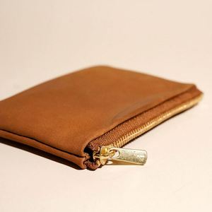 Porte-monnaie micro-design en cuir noir fait main avec fermeture éclair - Product Image 3