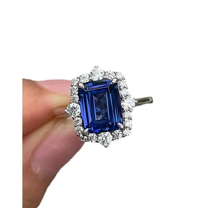 Anello di Lusso con Zircone Blu e Bordo in Imitazione di Giada, Gioiello Unisex alla Moda - Product Image 5