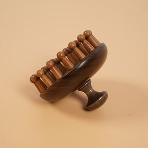 Peine masajeador de madera con logotipo personalizado, peine masajeador de cuero cabelludo, peine de sándalo hecho a mano, de madera, con logotipo personalizado, a la venta, a mano - Product Image 2