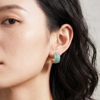 Élégantes Boucles d'Oreilles Créoles Huggie Larges Bohème d'Été en Laiton Plaqué Or Turquoise, Entièrement Pavées de Pierres CZ Bleues Courbées en C, Bijoux d'Été, Cadeaux