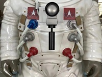 Escultura de Astronauta Realista de Tamaño Natural |   Traje Espacial A7L con Visera Dorada y Base Lunar |   Instalación de Arte en FRP para Decoración de Centros Comerciales y Museos