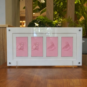 Nouveau style de présentoir à cartes en acrylique transparent à 4 compartiments pour le rangement de collections de cartes - Product Image 1