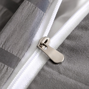 Suministro de comercio exterior transfronterizo: Juego de tres piezas de ropa de cama nórdica de fibra sintética con rayas y textura seersucker para el hogar. - Product Image 5