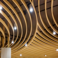 Système de plafond en aluminium à ondes paramétriques, lames décoratives effet bois, revêtement de colonne incurvé pour projets de centres commerciaux et aéroports