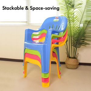 Chaise en plastique contemporaine et traditionnelle avec finition grainée élégante, durable pour la maison, le bureau et les événements. - Product Image 1