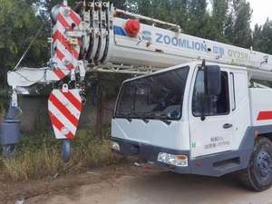 Grue sur camion d'occasion Zoomlion 25T, très demandée, pour travaux de construction, avec moteur Weichai, boîte de vitesses et pompe hydraulique, faible consommation de carburant - Product Image 4
