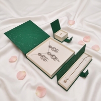 Boîte à bijoux magnétique en carton en papier en forme de livre vert avec logo personnalisé à la mode avec boîtes à bijoux en mousse blanche
