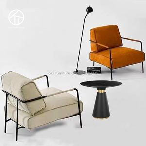 <span class=keywords><strong>Fauteuil</strong></span> <span class=keywords><strong>en</strong></span> <span class=keywords><strong>tissu</strong></span> de conception italienne - Solution de siège d'intérieur aux lignes épurées et à l'élégance intemporelle, pieds simples, chaises brunes - Product Image 3