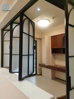 Fenêtre pliante en aluminium à cadre arqué noir avec verre cannelé pour cloison de maison, taille personnalisée non standard pour le marché étranger