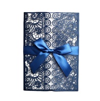 Carte d'invitation à motif floral laser bleu marine avec nœuds en ruban