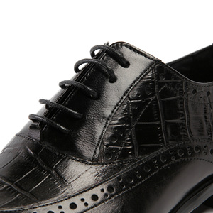Chaussures habillées classiques pour hommes en cuir brun poli à la main, élégantes, associées à une chaîne en métal noir audacieuse pour hommes - Product Image 5
