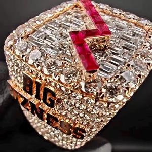 แหวนโมอิสซาไนต์เงินแท้ 925 ดีไซน์หรูหรา โดดเด่น สำหรับทุกเพศ พร้อมดีไซน์วงแหวนล้อมเพชรแบบพิเศษ ทนทาน ใส่ได้ทุกวัน เหมาะสำหรับโอกาสพิเศษ - Product Image 1