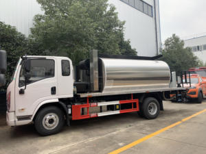 Camion distributeur d'asphalte compact 6CBM avec réservoir en acier au carbone et pompe de pulvérisation pour le traitement routier au bitume émulsifié - Product Image 5