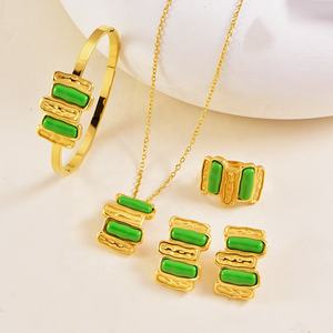 طقم مجوهرات أنيق من الستانلس ستيل للنساء (سوار، أقراط، سلسلة، خاتم) - مثالي للحفلات - Product Image 3