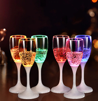 Tasses lumineuses design moderne Fournitures de fête à LED avec connectivité Forme carrée Télécommande Alimentation CC Tasses lumineuses