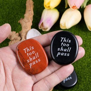 Piedra de cristal de energía tallada personalizada, esto también pasará adorno de descompresión de dedo con tema de amor para decoraciones navideñas - Product Image 5