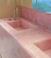Plan de toilette de salle de bain rétroéclairé en quartz rose sur mesure, avec double vasque intégrée en pierre de cristal rose naturelle pour villa de luxe