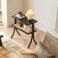 Table d'appoint étroite à 2 niveaux, table d'appoint de style moderne du milieu du siècle avec pieds en bois massif et étagère en rotin pour salon, chambre à coucher