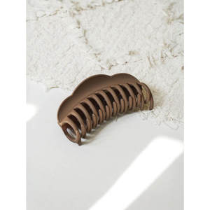 Grande pince à cheveux brune dans des boîtes MT Accessoires pour cheveux élégants et durables - Product Image 1