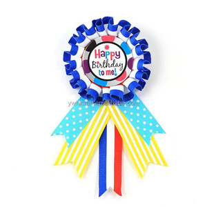 Spilla Distintiva Rotonda Personalizzata HLC con Rosetta Blu in Nastro di Raso e Scritta 'Happy Birthday to Me', Gadget per Feste, Spilla Decorativa - Product Image 1