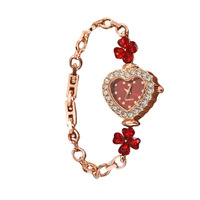 Montre pour femme élégante et chic de style luxe léger, avec chaîne à motif trèfle à quatre feuilles et quartz en forme de cœur