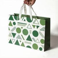 Sac de courses en papier kraft écologique et recyclable avec motif abstrait pour magasin de vêtements, personnalisable et luxueux