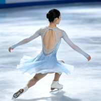 Robe de patinage artistique bleu clair, manches longues, dos découpé en maille, strass, costume de performance personnalisé pour enfants, adolescents et adultes, OEM
