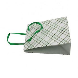 Sac en papier cadeau de luxe de bonne qualité, imprimé sur mesure, avec poignées en ruban - Product Image 1