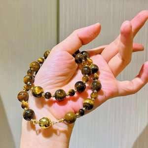 Collier en perles de pierre œil de tigre naturelle avec chaîne de clavicule en cristal au design ciel étoilé et perles rondes - Product Image 6