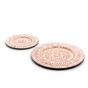 Ensemble de deux assiettes de service en bois de luxe, forme ronde, design élégant, assiettes de présentation classiques et raffinées. - Product Image 1