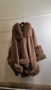 Cape-châle pour femme à bordure en fausse fourrure, ouverte sur le devant, coupe oversize, avec col et poignets, pour l'hiver et les occasions décontractées ou de fête - Product Image 4