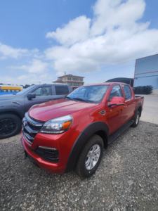 משאית טנדר s משאית היא כונן יד שמאל, אדום בצבע, עם מונית כפולה ו 4 x4 הנעה לכל גלגל - Product Image 3