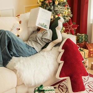 Coussin décoratif de Noël en bouclette verte, doux et rembourré en coton PP, pour la décoration du salon - Product Image 4