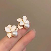 Boucles d'oreilles rétro françaises haut de gamme, fleur blanche simple avec perle et diamant, polyvalentes pour le quotidien, plaquées or