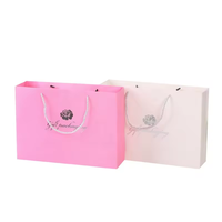 Boîte en carton rigide recyclable personnalisable avec logo argenté en relief, taille sur mesure, design coussin rose, cadre photo, pelliculage mat