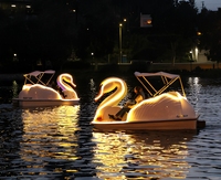 Bateau à pédales électrique commercial de loisirs aquatiques, thème Cygne Blanc, en fibre de verre et PE de haute qualité, avec éclairage, pour usage domestique, 1 pièce
