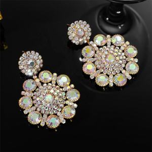 Pendientes de Botón de Aleación de Lujo de Alta Gama Europeos y Americanos, Chapados en Oro, con Pedrería AB, Diseño de Nicho de Aniversario para Mujer a la Moda - Product Image 3