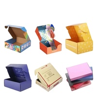 Boîte d'expédition et d'emballage cadeau en carton ondulé personnalisée de luxe avec gaufrage, réutilisable et biodégradable